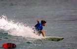 Le Réunionnais Jérémy Florès champion de France et d'Europe minimes de surf, en vacances dans son île en décembre 2001