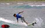 Le Réunionnais Jérémy Florès champion de France et d'Europe minimes de surf, en vacances dans son île en décembre 2001