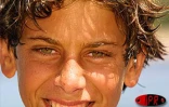 Le Réunionnais Jérémy Florès champion de France et d'Europe minimes de surf, en vacances dans son île en décembre 2001