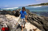 Le Réunionnais Jérémy Florès champion de France et d'Europe minimes de surf, en vacances dans son île en décembre 2001