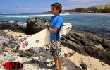 Le Réunionnais Jérémy Florès champion de France et d'Europe minimes de surf, en vacances dans son île en décembre 2001