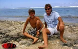 Le Réunionnais Jérémy Florès champion de France et d'Europe minimes de surf, en vacances dans son île en décembre 2001