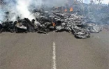 Jeudi 5 avril 2007 - Le Tremblet (Saint-Philippe)

En raison des émanations de gaz volcanique, l'air est difficilement respirable à proximité des coulés