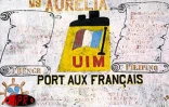 Au gré des mouillages, des générations de marins ont peint sur les murs le souvenir de leur passage port Ouest de la Pointe des Galets