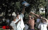 Lors de la 6ème édition concours de grimper de cocotiers  en août 2001 à Saint-Paul
