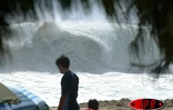 Dimanche 31 août 2003 -
Des vagues énormes s'écrasent sur la côte Sud-Ouest