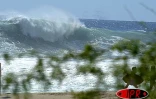 Dimanche 31 août 2003 -
Des vagues énormes s'écrasent sur la côte Sud-Ouest