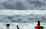 Dimanche 31 août 2003 -
Des vagues énormes s'écrasent sur la côte Sud-Ouest
