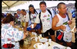 2 758 concurrents ont participé à la 9ème édition du Grand raid les 19, 20 et 21 octobre 2001. Longue de 125 km, cette course de montagne rallie Langevin Saint-Joseph (Sud) à Saint-Denis (Nord)