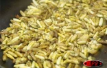 À La Réunion les larves de guêpes sont l'un des trésors de la gastronomie réunionnaise. Vendues au kilo à prix d'or, elles sont dégustées frites ou en rougail (en sauce)