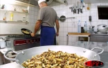 À La Réunion les larves de guêpes sont l'un des trésors de la gastronomie réunionnaise. Vendues au kilo à prix d'or, elles sont dégustées frites ou en rougail (en sauce)