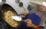 À La Réunion les larves de guêpes sont l'un des trésors de la gastronomie réunionnaise. Vendues au kilo à prix d'or, elles sont dégustées frites ou en rougail (en sauce)