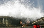Dimanche 13 décembre 2005

Forte houle à Roches Noires (Saint-Gilles) pour le plus grand plaisir des surfeurs