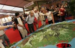 Samedi 10 septembre 2005

Grosse affluence à la fête de l'Humanité où l'Espace tourisme a été inauguré par Paul Vergès président du conseil régional