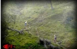 Les concurrents du Grand raid 2002 traversent la région montagneuse de Kervegen dans le Sud de l'île