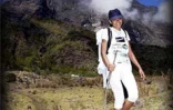Les concurrents du Grand raid 2002 traversent la région montagneuse de Kervegen dans le Sud de l'île