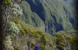 Les concurrents du Grand raid 2002 traversent la région montagneuse de Kervegen dans le Sud de l'île