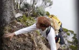 Les concurrents du Grand raid 2002 traversent la région montagneuse de Kervegen dans le Sud de l'île