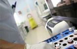 Jeudi 16  février 2006

Le laboratoire de biologie du CHD de Bellepierre (Saint-Denis) pratique quotidiennement une soixantaine de mises en évidence du virus du chikungunya