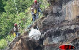 Samedi 25 mars 2006 -

Les travaux de purge de la falaise ont commencé sur la route du littoral