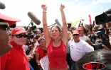 Jeudi 15 mars 2007 -

La navigatrice Maud Fontenoy à son arrivée au port de la Pointe des Galets