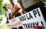 Jeudi 13 avril 2006 

Les &quot;emplois aidés&quot; ont manifesté devant la préfecture pour obtenir le maintien de leurs postes