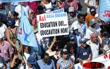 20 000 grévistes de l'Éducation nationale ont manifesté dans les rues de Saint-Denis le mardi 15 avril 2003. il s'agit de la plus grande manifestation de ces 20 dernières années