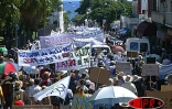 20 000 grévistes de l'Éducation nationale ont manifesté dans les rues de Saint-Denis le mardi 15 avril 2003. il s'agit de la plus grande manifestation de ces 20 dernières années