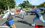 Lundi 2 juin 2003 -
Les grévistes de l'Éducation nationale ont passé la journée à jouer au chat et à la souris avec les forces de l'ordre