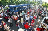 Mardi 3 juin 2003 -
Des affrontements ont opposé les manifestants et les forces de l'ordre