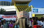 Des centaines de personnes ont manifesté devant le rectoral à Saint-Denis toute la journée du jeudi 10 avril 2003