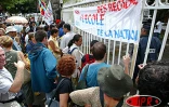 Des centaines de grévistes de l'Éducation nationale ont hué le ministre des Transports, Gilles de Robien, lors de sa visite ce mardi 16 avril 2003 à la direction départementale de l'Équipement à Saint-Denis