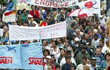 15 000 personnes selon les syndicats (4 000 selon la police) ont manifesté dans les rues de Saint-André (Est) ce mardi 6 mai 2003 pour protester contre &quot;les projet du gouvernement de démantèlement du service public d'Éducation en particulier et du service