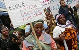 15 000 personnes selon les syndicats (4 000 selon la police) ont manifesté dans les rues de Saint-André (Est) ce mardi 6 mai 2003 pour protester contre &quot;les projet du gouvernement de démantèlement du service public d'Éducation en particulier et du service