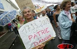 15 000 personnes selon les syndicats (4 000 selon la police) ont manifesté dans les rues de Saint-André (Est) ce mardi 6 mai 2003 pour protester contre &quot;les projet du gouvernement de démantèlement du service public d'Éducation en particulier et du service