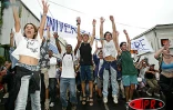 15 000 personnes selon les syndicats (4 000 selon la police) ont manifesté dans les rues de Saint-André (Est) ce mardi 6 mai 2003 pour protester contre &quot;les projet du gouvernement de démantèlement du service public d'Éducation en particulier et du service