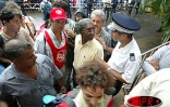 15 000 personnes selon les syndicats (4 000 selon la police) ont manifesté dans les rues de Saint-André (Est) ce mardi 6 mai 2003 pour protester contre &quot;les projet du gouvernement de démantèlement du service public d'Éducation en particulier et du service