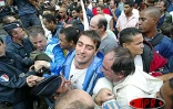 15 000 personnes selon les syndicats (4 000 selon la police) ont manifesté dans les rues de Saint-André (Est) ce mardi 6 mai 2003 pour protester contre &quot;les projet du gouvernement de démantèlement du service public d'Éducation en particulier et du service