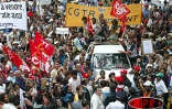 15 000 personnes selon les syndicats (4 000 selon la police) ont manifesté dans les rues de Saint-André (Est) ce mardi 6 mai 2003 pour protester contre &quot;les projet du gouvernement de démantèlement du service public d'Éducation en particulier et du service