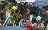 15 000 personnes selon les syndicats (4 000 selon la police) ont manifesté dans les rues de Saint-André (Est) ce mardi 6 mai 2003 pour protester contre &quot;les projet du gouvernement de démantèlement du service public d'Éducation en particulier et du service