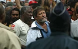 15 000 personnes selon les syndicats (4 000 selon la police) ont manifesté dans les rues de Saint-André (Est) ce mardi 6 mai 2003 pour protester contre &quot;les projet du gouvernement de démantèlement du service public d'Éducation en particulier et du service