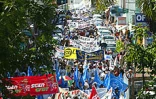 À l'appel des syndicats du privé et du public, environ 12 000 personnes ont manifesté à Saint-Pault le 13 mai 2003 contre la politique du gouvernement de Jean-Pierre Raffarin