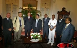 Vendredi 25 juillet 2003 - Traditionnelle photo de &quot;famille&quot; après la signature de l'accord franco - malgache