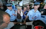 Vendredi 7 juillet 2006 - 

Accueil musclé  à l'aéroport Roland Garros pour Marine le Pen, vice-présidente du Front national