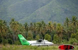Octobre 2005 -

L'avion d'Air Comores vient d'arriver à Anjouan avec à son bord 17 Anjouanais explusés de Mayotte