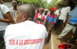 Anjouan octobre 2005 -

Salim (de face et à droite sur la photo) s'est rendu lui-même aux gendarmes français en déclarant être &quot;sans papiers&quot;. Il a été expulsé