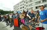 Vendredi 16 mai 2003 - Des grévistes de l'Éducation nationale ont bombardé d'oeufs et de farine le siège du MEDF à Saint-Denis pour protester contre la condamation de la grève par Ernest Antoine Seillières, patron du MEDEF
