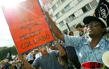 Vendredi 16 mai 2003 - Des grévistes de l'Éducation nationale ont bombardé d'oeufs et de farine le siège du MEDF à Saint-Denis pour protester contre la condamation de la grève par Ernest Antoine Seillières, patron du MEDEF