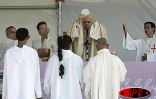 Dimanche 3 avril 2005 -

5 000 personnes ont assisté à la messe à la mémoire de Jean-Paul II