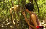 Depuis six ans, l'îlot Mbouzi au large de Mayotte est devenu un dispensaire qui  accueille, réconforte et soigne des makis, ces petits lémuriens au regard émouvant d'humanité